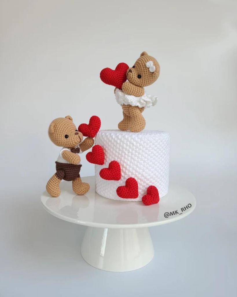 two crochet bears holding hearts