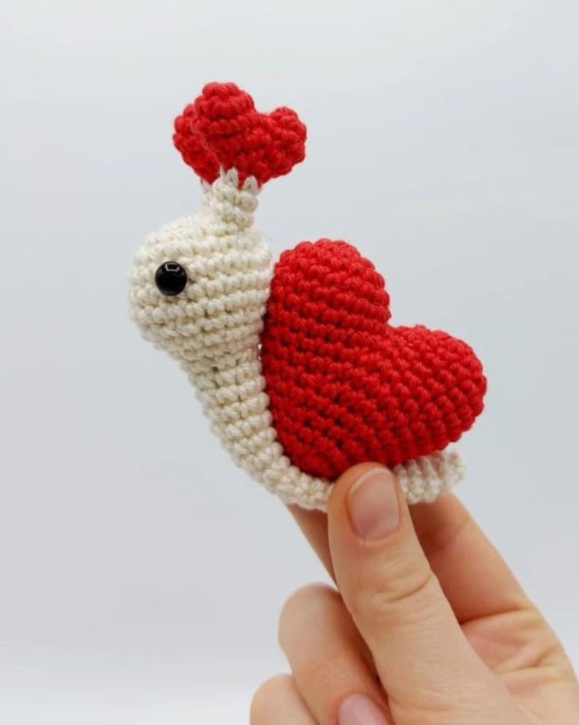 crochet heart snail amigurumi