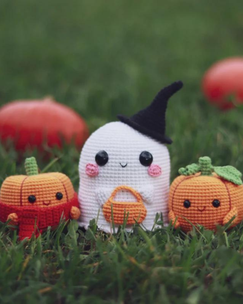 crochet ghost with witch hat and two pumpkins