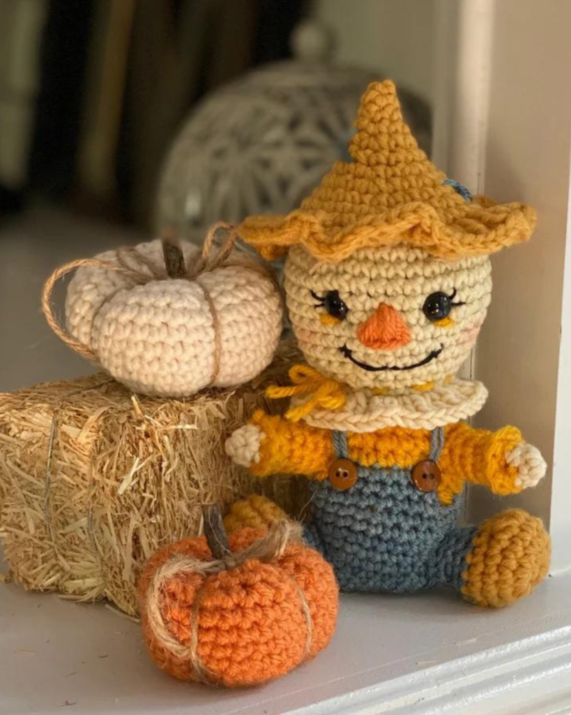 crochet amigurumi scarecrow with pumpkins