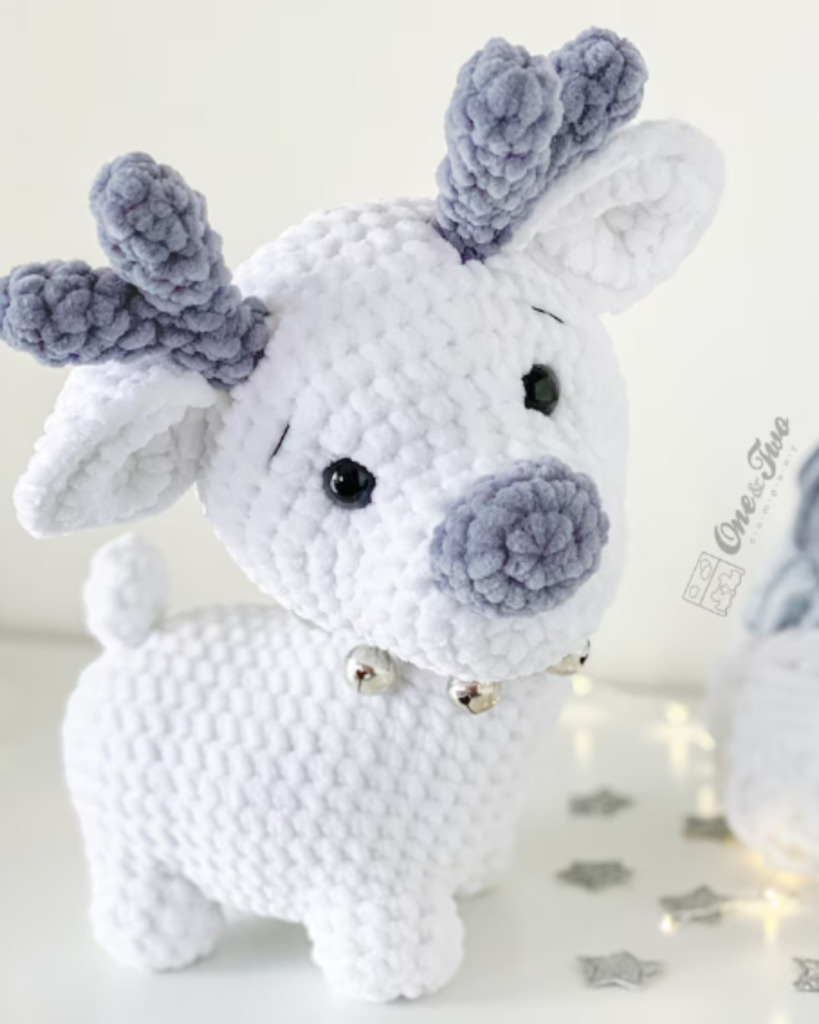 white crochet reindeer made of soft and chunky yarn