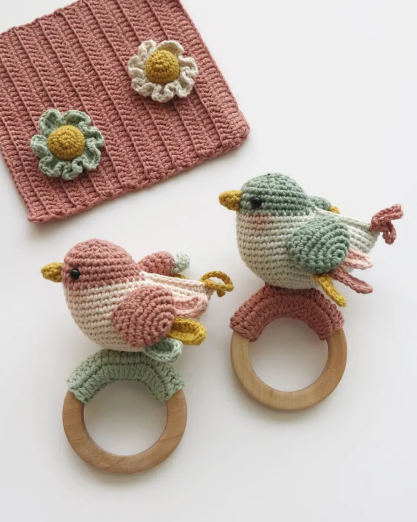 beginner crochet baby rattle – quick and easy baby project