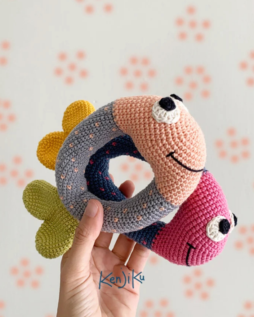 beginner crochet baby rattle – quick and easy baby project