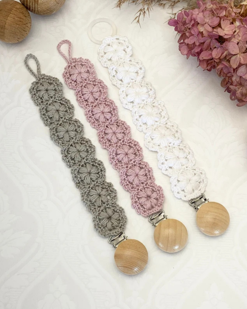 quick crochet baby gift – cute and functional pacifier clip